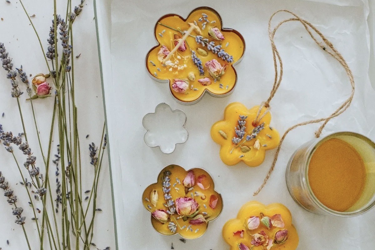 DIY: Maak een geurhanger van bijenwas