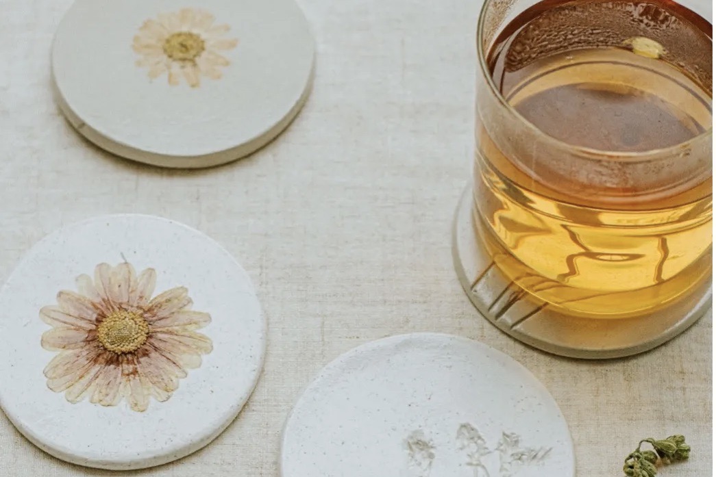 DIY: Onderzetters van klei en droogbloemen