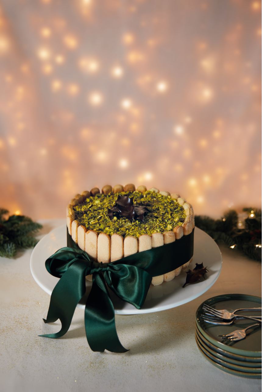 Charlotte Russe Bavarois De Pistache Et Feuille De Houx En Chocolat