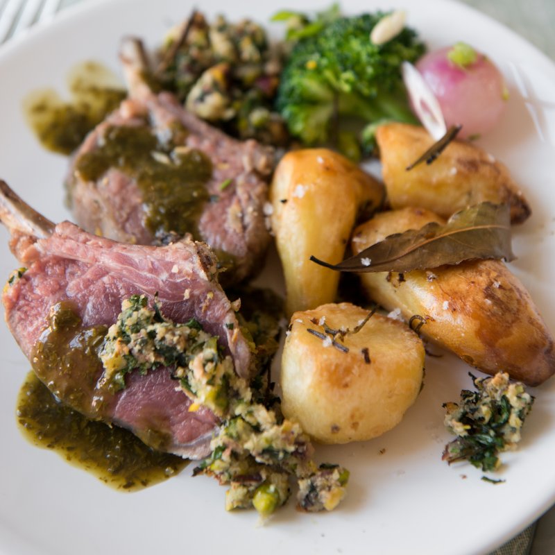 Couronne d’agneau en croûte d’herbes et sa sauce à la menthe